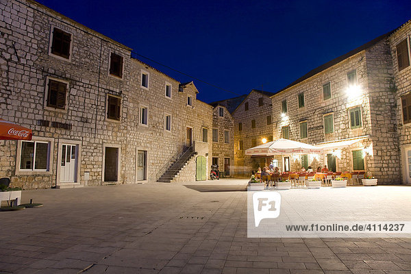 Hausfassaden und Cafes  Stari Grad  Insel Hvar  Dalmatien  Kroatien