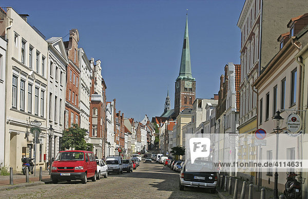 BRD Deutschland Schleswig Holstein Hansestadt Lübeck an der Engelsgrube Blick auf die Kirche