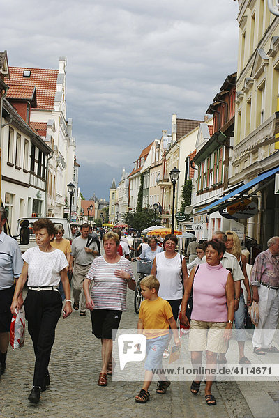 BRD Deutschland Brandenburg Waren am Müritzsee alte historische Innenstadt mit Fußgängerzone Einkaufsstraße mit Menschen