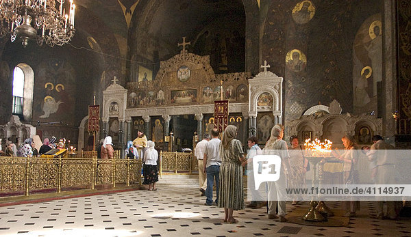 Ukraine Kiev the monastery of cave Kyjevo Pecers¥ka Lavra believers praying in the church sacrifice candles 2004