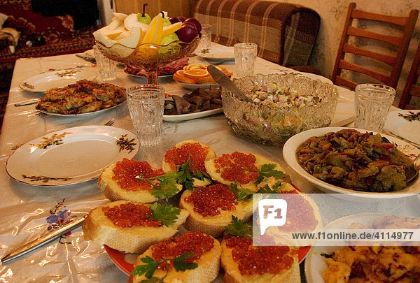 Traditionelles Russisches Begrüßungsessen  Russisches Essen  Russisches Begruessungsessen  Festtagsessen auf gedeckter Tafel  Omsk  Sibirien  Russland  GUS  Europa