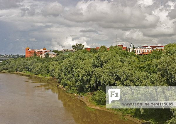 Blick auf den Fluss Omka und Stadthäuser im Grünen  Omsk an den Flüssen Irtisch und Omka  Omsk  Sibirien  Russland  GUS  Europa