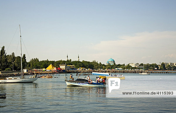 Hafen und Strandpromenade  Yefbatoria  Krim  Ukraine  Süd-Osteuropa  Europa