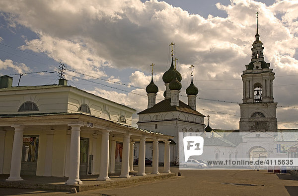 Die Schönen Reihen Handelszentrum von Kostroma mit Erlöserkirche und Glockenturm  Kostroma  Russland  Osteuropa  Europa