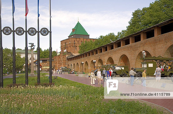 Der Kreml aus dem 16. Jh. mit dem Dmitrij Turm Haupteingang zum Museum für Kriegsfahrzeuge  Nischni Nowgorod (Gorki)  Russland  Osteuropa  Europa