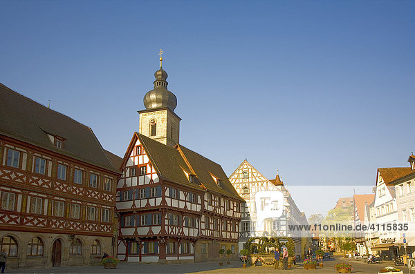 Marktplatz mit Osterbrunnen  Forchheim  Oberfranken  Bayern  Deutschland  Europa
