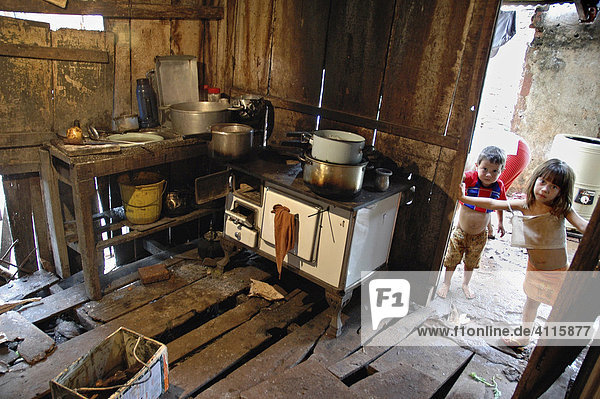 Küche mit verrotteten Dielen in Encarnacion  Paraguay. Der Nahegelegene Staudamm Yacyreta verursacht regelmäßig Überschwemmungen