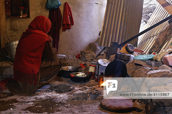 Frau an einer Kochstelle im durch das Erdbeben zerstörten Haus  Bagh  AJK Kaschmir  Pakistan