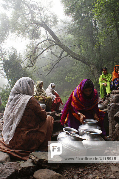 Frauen an einer Wasserstelle  AJK Kaschmir  Pakistan
