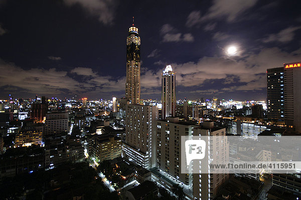 Hochhäuser bei Nacht und Vollmond  Bangkok  Thailand. Bildmitte: Bayoke-Tower