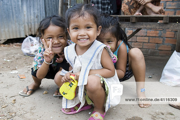 Children in Dey Krahom slum area  Phnom Phen  Cambodia