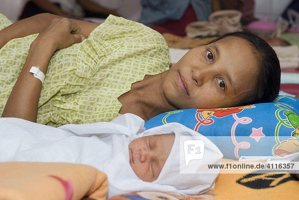 Mutter mit neugeborenem Kind  Geburtsstation der Mae Tao Clinic für Flüchtlinge aus Burma  Maesot  Thailand