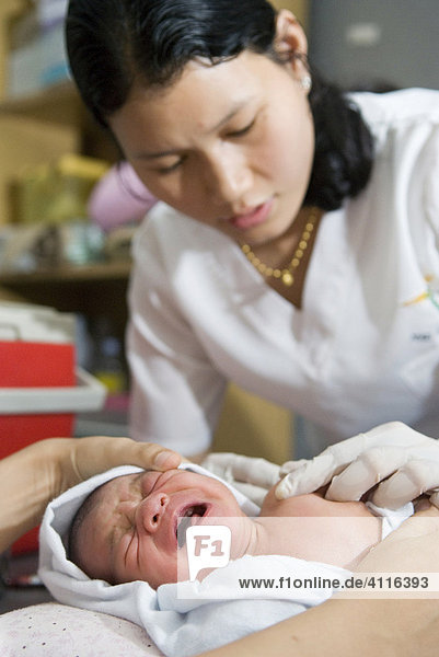 Impfung eines Kleinkindes im Child Health Department der Mae Tao Clinic für Flüchtlinge aus Burma  Maesot  Thailand