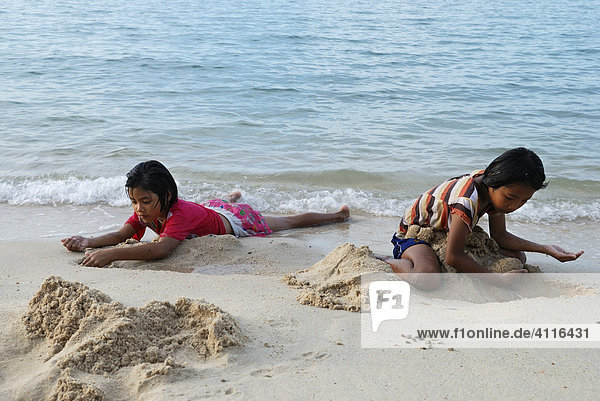 Kinder suchen Muscheln am Strand  Ferieninsel Kho Samui  Thailand