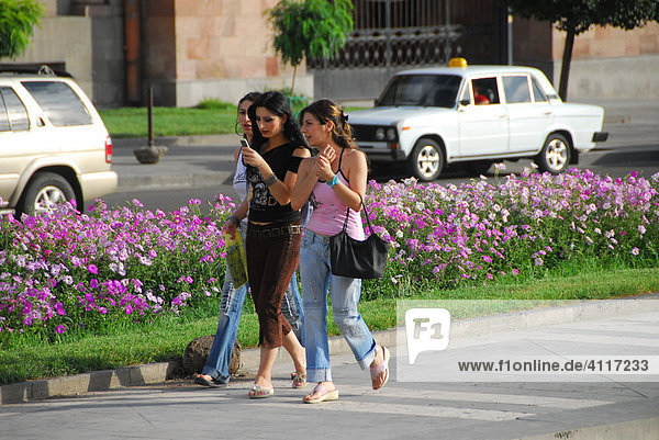 Junge Damen mit Mobiltelefon auf dem Platz der Republik  Jerevan  Armenien