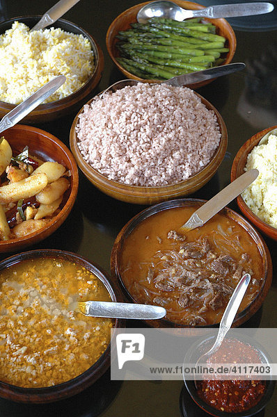 Typische bhutanesische Gerichte: roter Reis  Kartoffeln mit Chili  Spargel  Thimphu  Bhutan