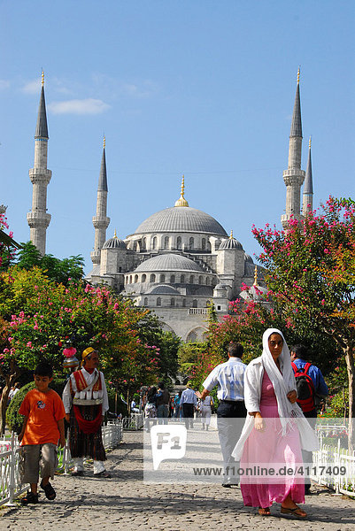 Verschleierte Frau vor der Sultan Ahmed Camii (Blaue Moschee)  Istanbul  Türkei