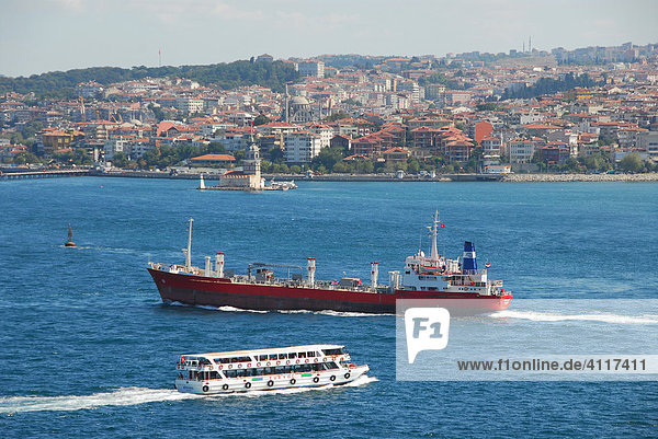 Blick vom Topkapi-Palast auf den Bosporus  Istanbul  Türkei
