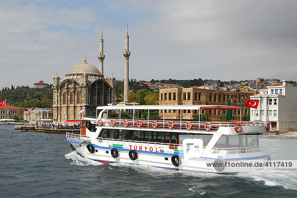 Fährschiff vor der Ortaköy Camii (Ortaköy-Moschee) direkt am Bosporus  Istanbul  Türkei