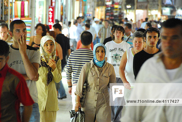 Menschen im gedeckten Basar  Istanbul  Türkei