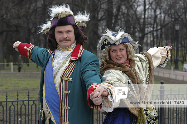 Vor dem Monument Peters des Großen an der Newa posieren Verkleidete in traditionellen Kostümen als Peter der Große und Katharina die Große  St. Petersburg  Russland