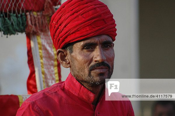 Mann mit Turban auf dem Gangaur-Festival  Jaipur  Rajasthan  Indien