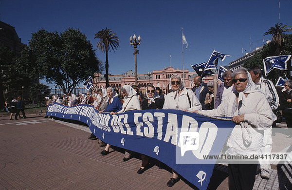 Madres de la Plaza de Mayo bei der Donnerstag-Demonstration auf der Plaza de Mayo  Buenos Aires  Argentinien  Südamerika