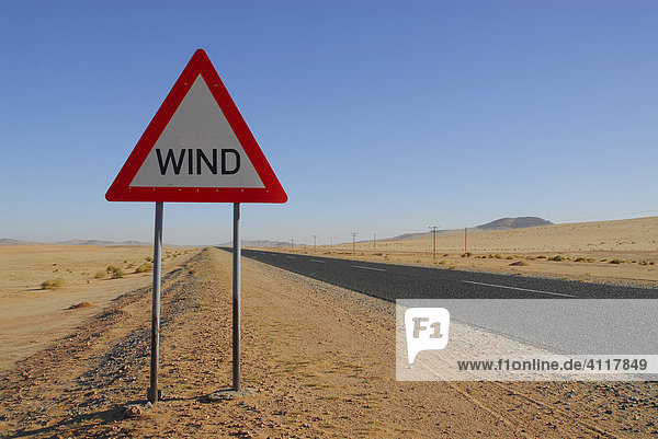 Straßenschild mit Warnung vor Wind  bei Lüderitz  Namibia  Afrika