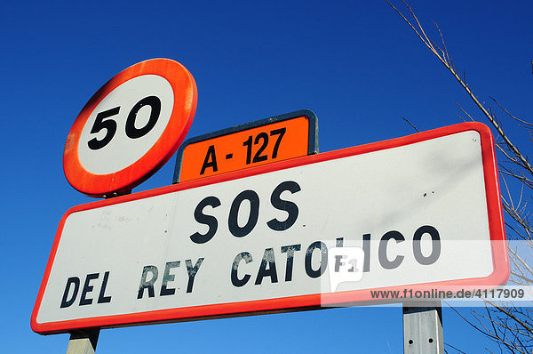 Straßenschild bei der Ortschaft Sos del Rey Católico  Provinz Zaragoza  Aragón  Spanien