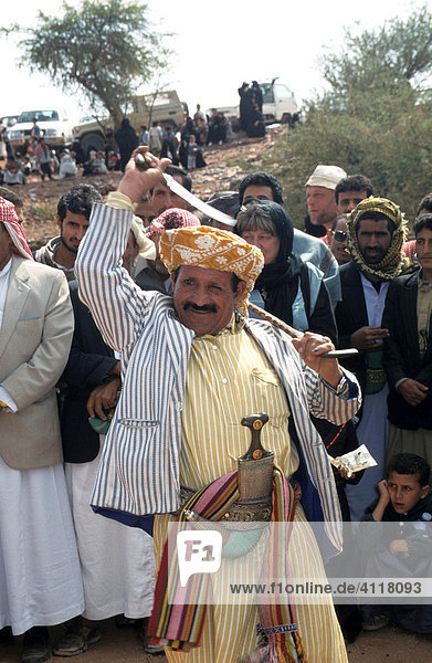 Hochzeitstanz am Hochzeitsfelden  Wadi Dhar  Jemen  Naher Osten
