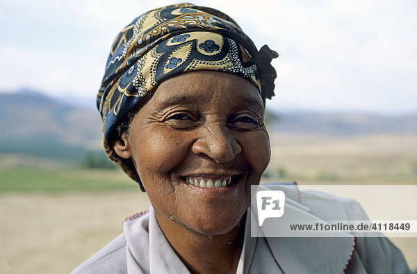 Portrait einer Frau  Drakensberge an der Grenze zwischen dem Eastern Cape und Kwazulu Natal  Südafrika