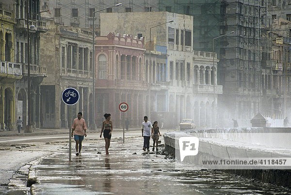 People walking at the Malecon  Havana  Cuba