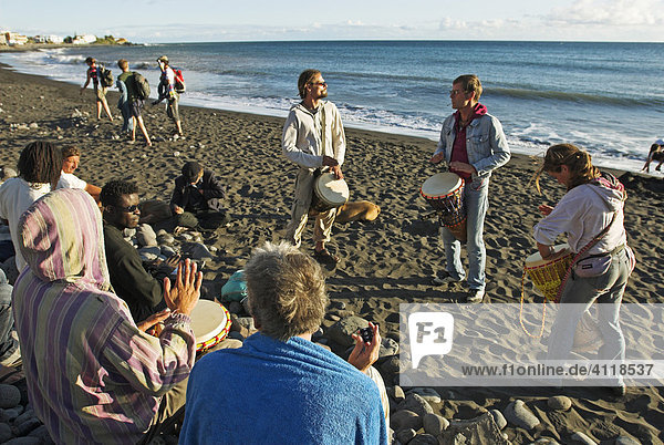 Trommler am Strand von Playa im Valle Gran Rey  Insel La Gomera  Kanarische Inseln  Spanien  Europa Insel La Gomera