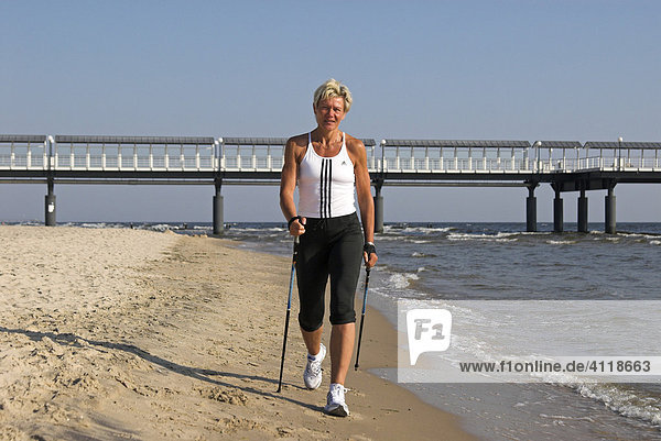Trainerin und Olympionikin Sabine John beim Nordic Walking am Strand von Heringsdorf  Insel Usedom  Mecklenburg-Vorpommern  Deutschland  Europa