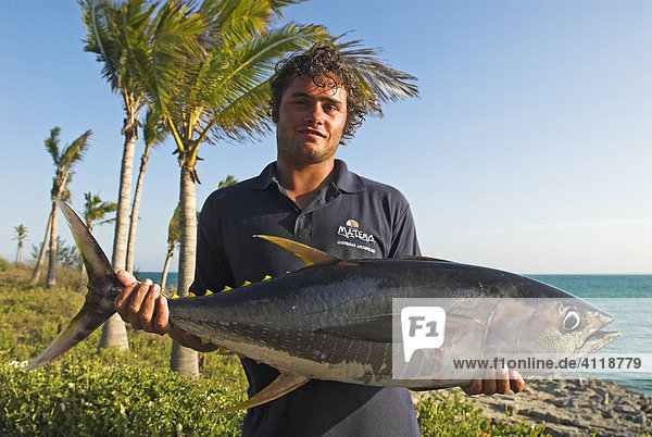 Mann mit großem Fisch  Matemo Island  Quirimbas Archipel  Mosambik  Afrika