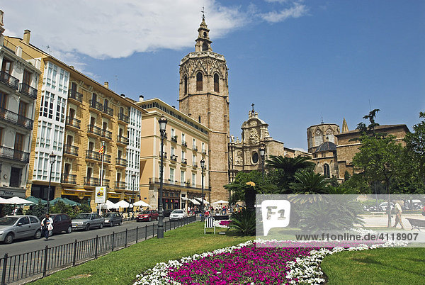 Plaza de la Reina und Turm der Kathedrale  Stadt Valencia  Spanien  Europa