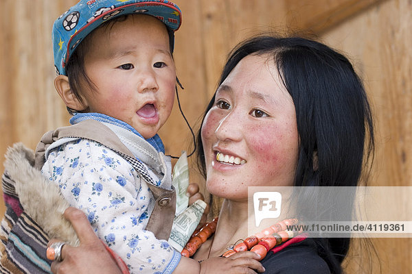 Asien  china  uigurische frau mit kind im kloster labrang