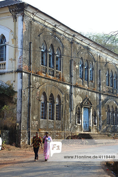 Indien  Goa  Panjim  verfallende Fassade eines portugiesischen Palastes