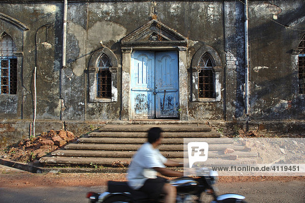 Indien  Goa  Panjim  verfallende Fassade eines portugiesischen Palastes