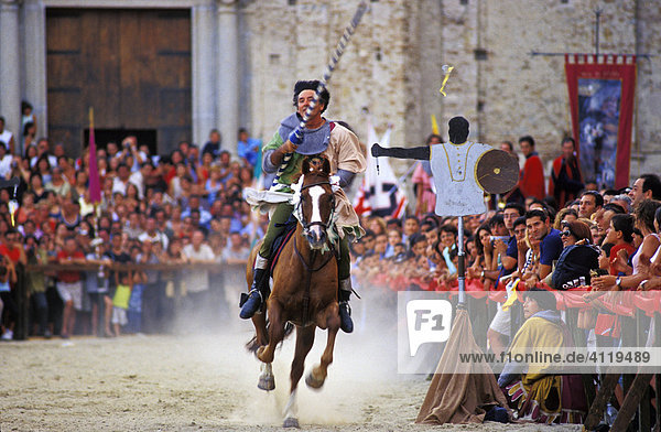 Palio  Ritterspiele in Stilo  Reiter versucht einen Ring aufzuspießen  Kalabrien  Italien