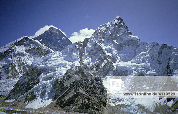 Blick vom Kala Pattar 5545m auf die Gipfel des Mount Everest 8848m und Nuptse 7861m (rechts im Bild) Himalaya Nepal