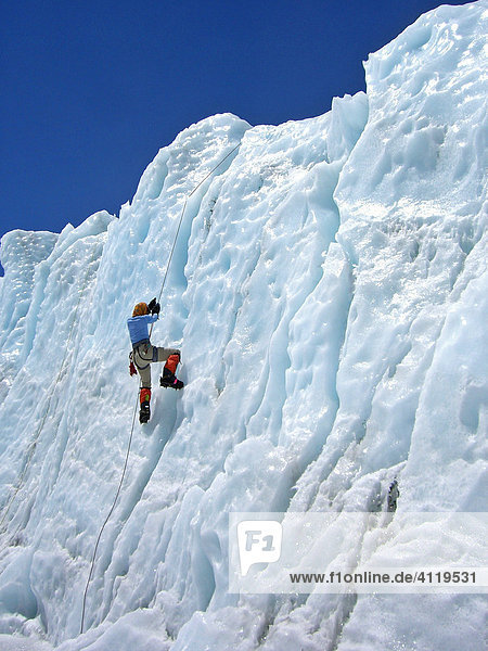 Bergsteigerin mit Steigeisen am Seil im unteren Bereich des Khumbu-Eisfalls nahe dem Mount Everest Basislager  5300m  Himalaya  Nepal