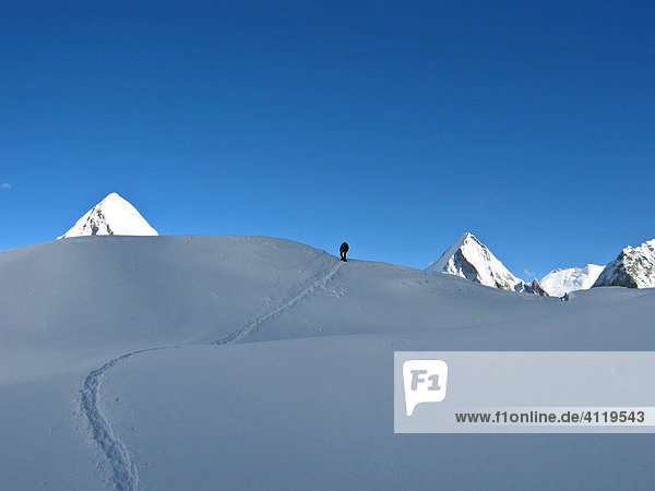 Abstieg eines Bergsteigers vom Mount Everest über den Khumbu Gletscher im Western Cwm im Hintergrund die Berge Lingtren 6600m und Pomori 7145m (links) Himalaya Nepal