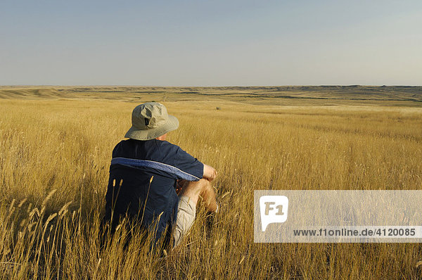Hiker taking time to enjoy the view at Grasslands National Park  Saskatchewan  Canada