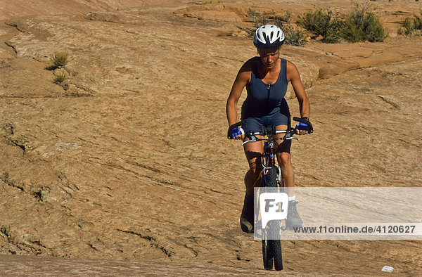 Mountainbikerin am Slick Rock Trail  Moab  Utah  Vereinigte Staaten von Amerika  USA