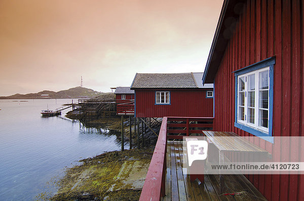 Holzhäuser einer Fischersiedlung  Austvagoy  Lofoten  Nordland  Norwegen  Skandinavien  Europa Holzhäuser