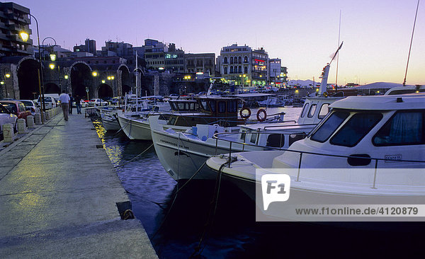 Fischerboote an einer Promenade im Hafen von Heraklion  Kreta  Griechenland  Europa