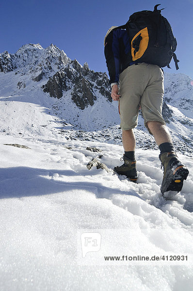 Wanderer am Wanderweg zum Eisjöchl  Meraner Höhenweg  Schnalstal  Pfossental Texelgruppe  Südtirol  Italien