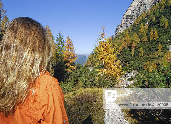 Blonde Frau blickt zu einem Wanderweg  Sextener Dolomiten  Südtirol  Italien