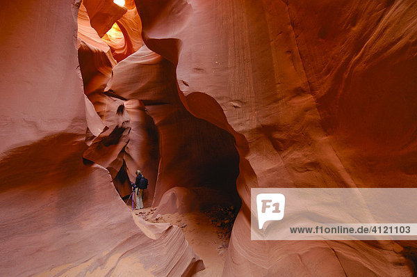 Kamerafrau filmt mit einem Stativ die Sandsteinformationen im Lower Antelope Canyon  Slot Canyon  Arizona  USA  Nordamerika